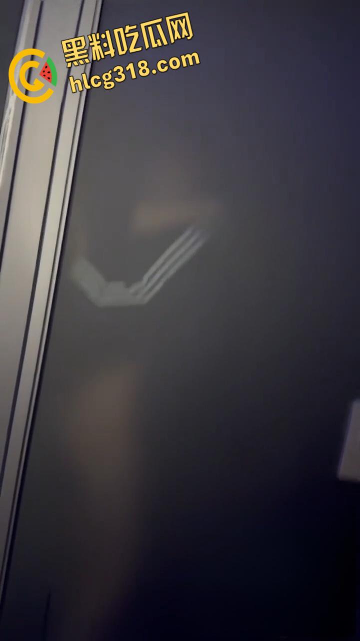 年轻人玩的就是刺激,酒吧厕所里野战,透视门映射出白嫩的酮体,做爱的轮廓有着朦胧的美感 !-3