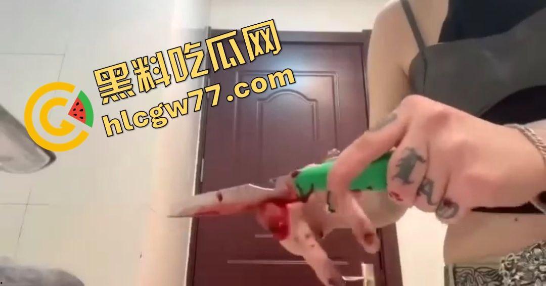 精神小妹为劈腿男友自残!闺蜜背叛,手起刀落中指断,全程一声没叫!-6