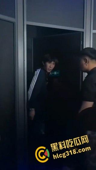 年轻人玩的就是刺激,酒吧厕所里野战,透视门映射出白嫩的酮体,做爱的轮廓有着朦胧的美感 !-6