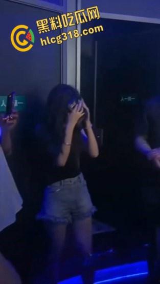 年轻人玩的就是刺激,酒吧厕所里野战,透视门映射出白嫩的酮体,做爱的轮廓有着朦胧的美感 !-7