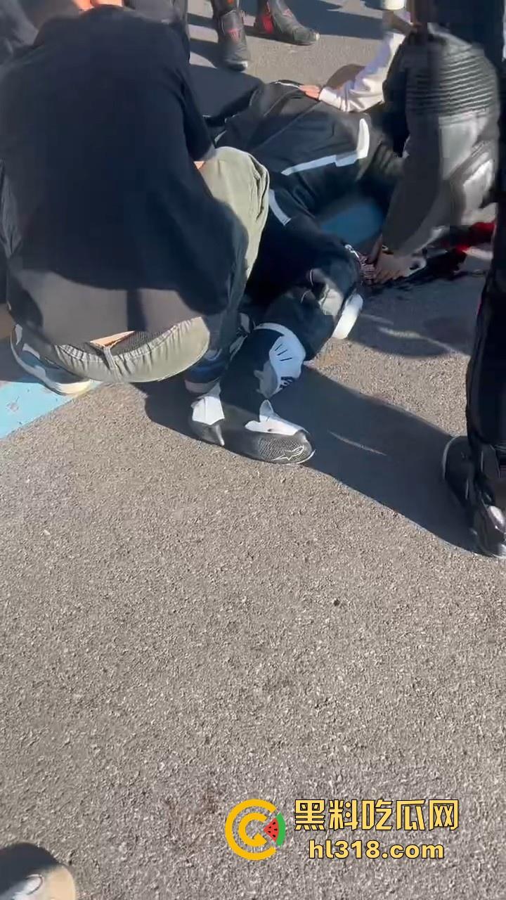 又一位机车少年变少女,男子驾驶机车失控蛋刹落地,皮裤秒变开裆裤,好心车友按蛋抢救!-1