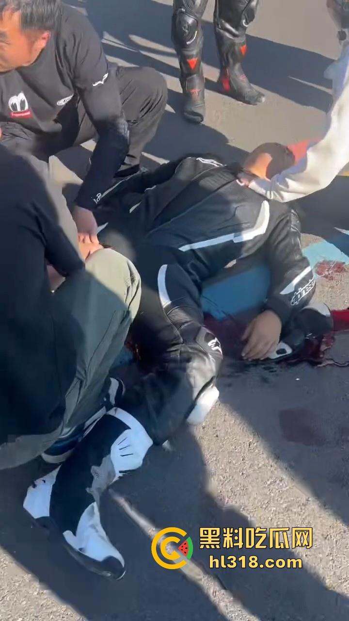 又一位机车少年变少女,男子驾驶机车失控蛋刹落地,皮裤秒变开裆裤,好心车友按蛋抢救!-2