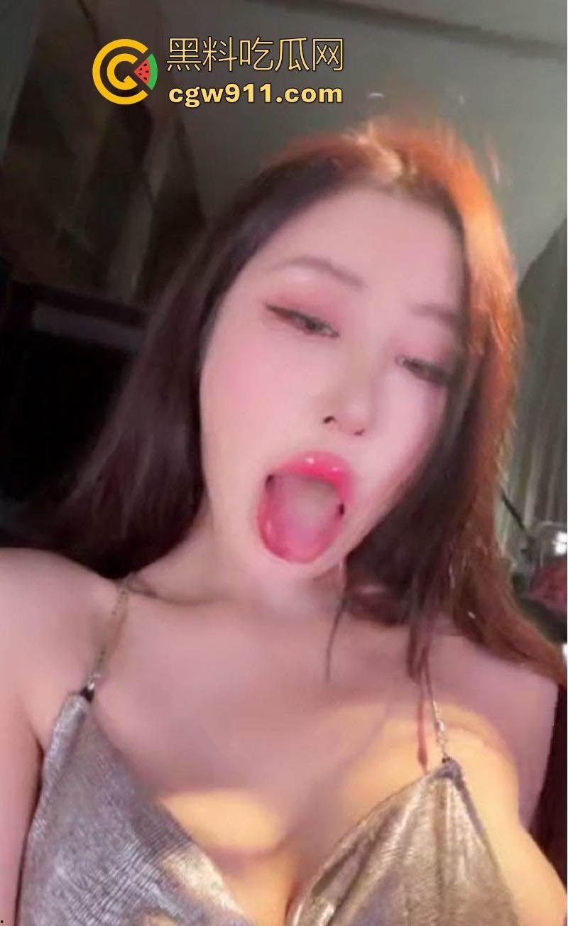 警报拉满!快手高颜值擦边网红【女乔】聊天室大尺度表演曝光,吊钟巨乳被各种玩弄揉搓,淫荡本性暴露无遗!-8