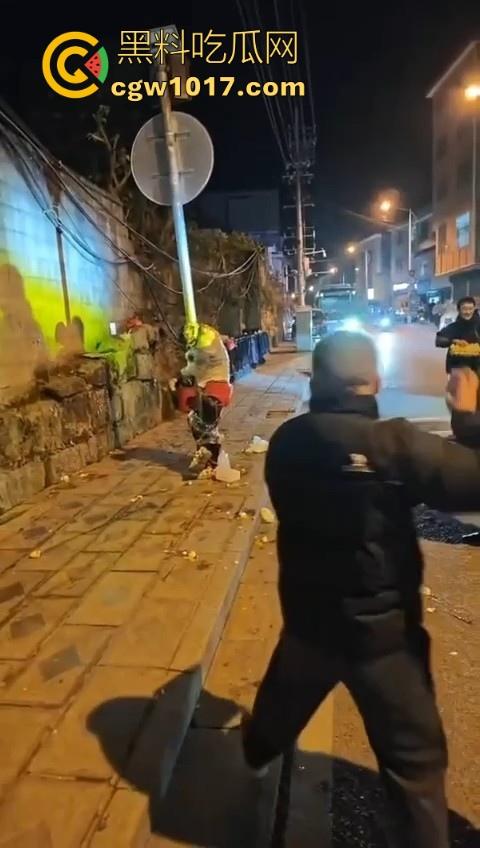 低俗婚闹特色文化?把新郎捆绑到马路栏杆上,三五好友扔鸡蛋牛奶,很好奇这是哪个地方的陋习啊?-4