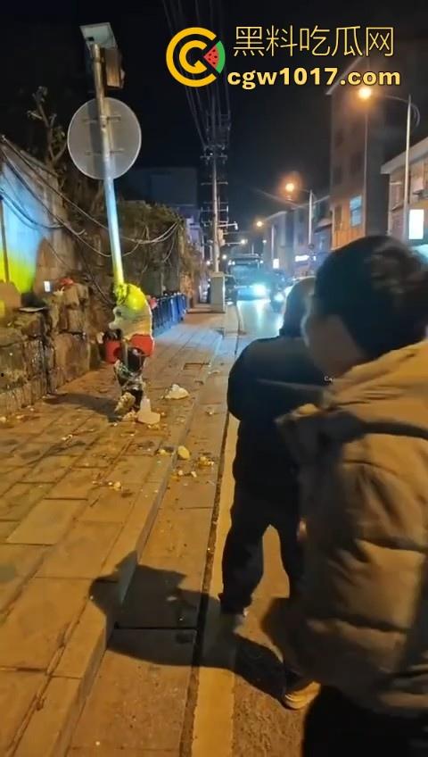 低俗婚闹特色文化?把新郎捆绑到马路栏杆上,三五好友扔鸡蛋牛奶,很好奇这是哪个地方的陋习啊?-5