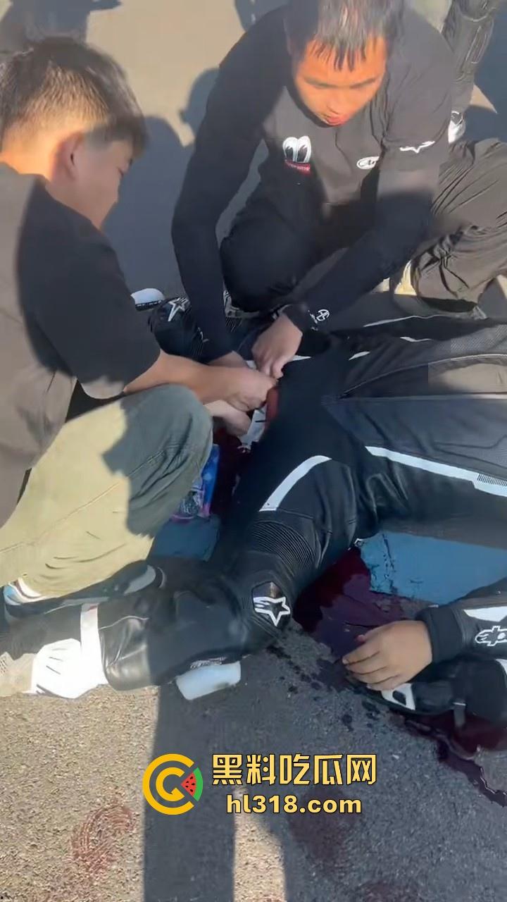 又一位机车少年变少女,男子驾驶机车失控蛋刹落地,皮裤秒变开裆裤,好心车友按蛋抢救!-5