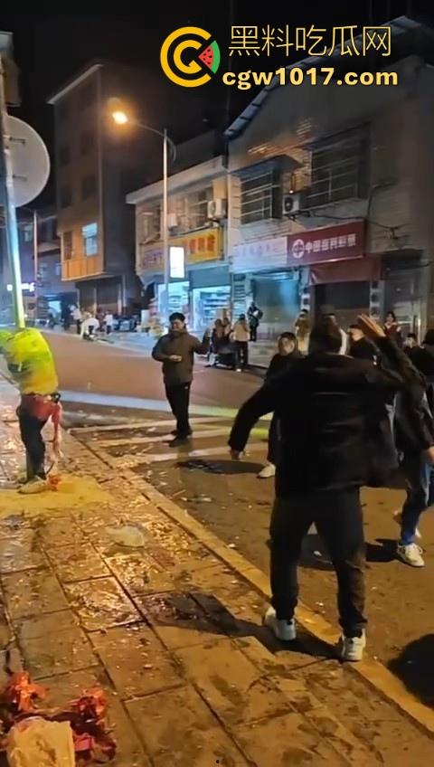 低俗婚闹特色文化?把新郎捆绑到马路栏杆上,三五好友扔鸡蛋牛奶,很好奇这是哪个地方的陋习啊?-8