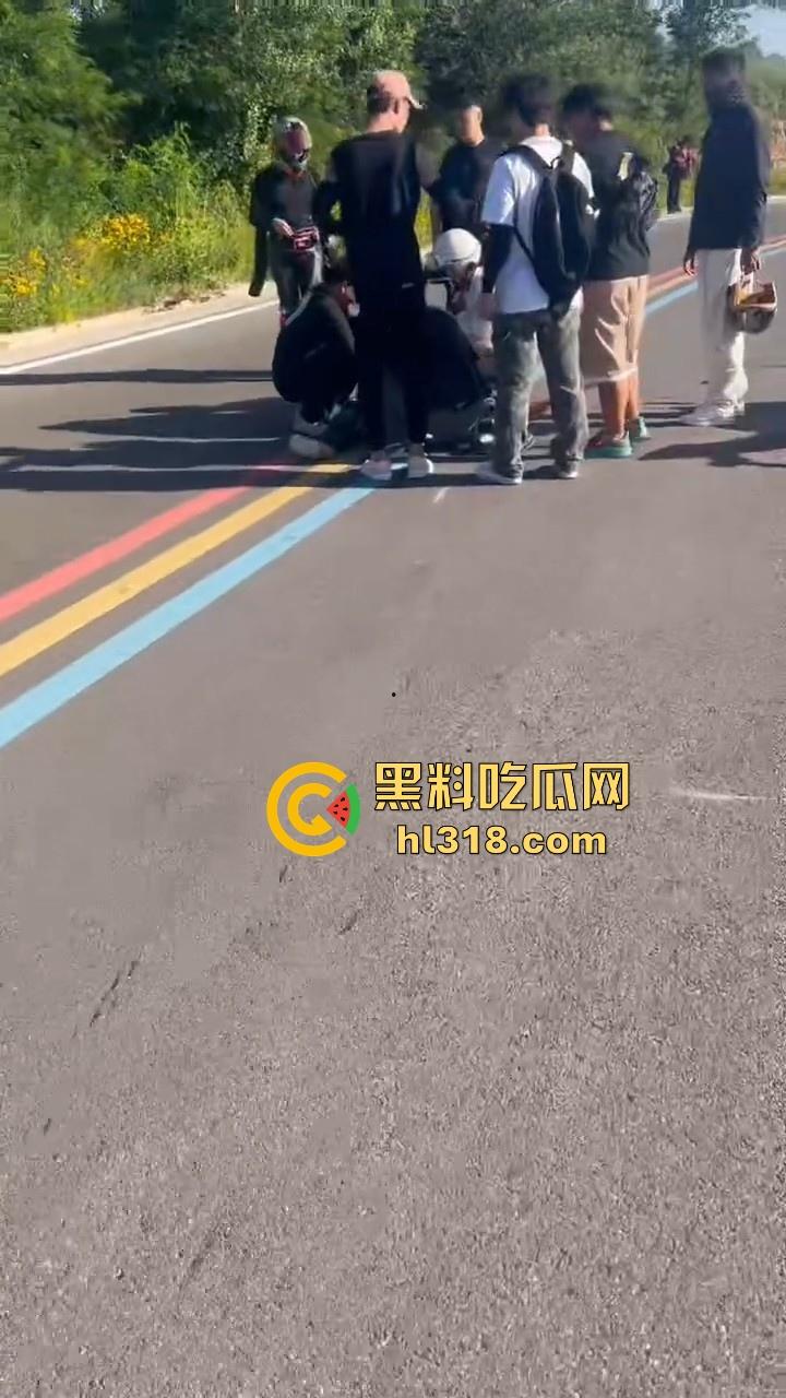 又一位机车少年变少女,男子驾驶机车失控蛋刹落地,皮裤秒变开裆裤,好心车友按蛋抢救!-8