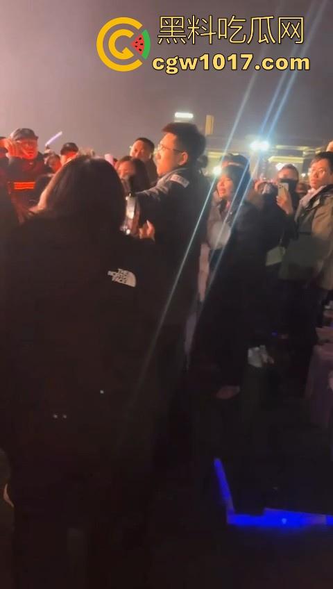 张韶涵演唱会粉丝大战,男粉大战小红书小仙女,疑似位置被抢而大打出手,偶像台上唱的火热,台下也打得火热!-4