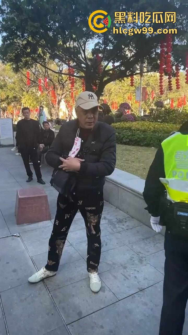 广州动漫星城惊现老色批,大爷公然性骚扰女Coser,见黑丝就上手摸屁股,现场直接炸锅!-1