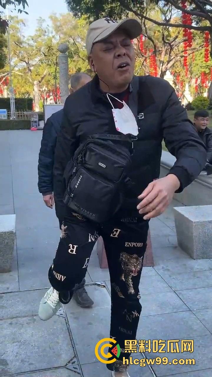 广州动漫星城惊现老色批,大爷公然性骚扰女Coser,见黑丝就上手摸屁股,现场直接炸锅!-2