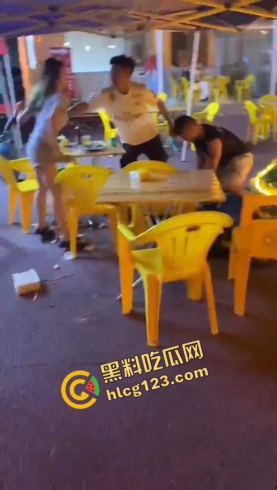 又菜又爱装！厦门夜市惨案：带妹口嗨被暴揍，健身男一脚踹飞小妹，烟头直接灭头上！-10