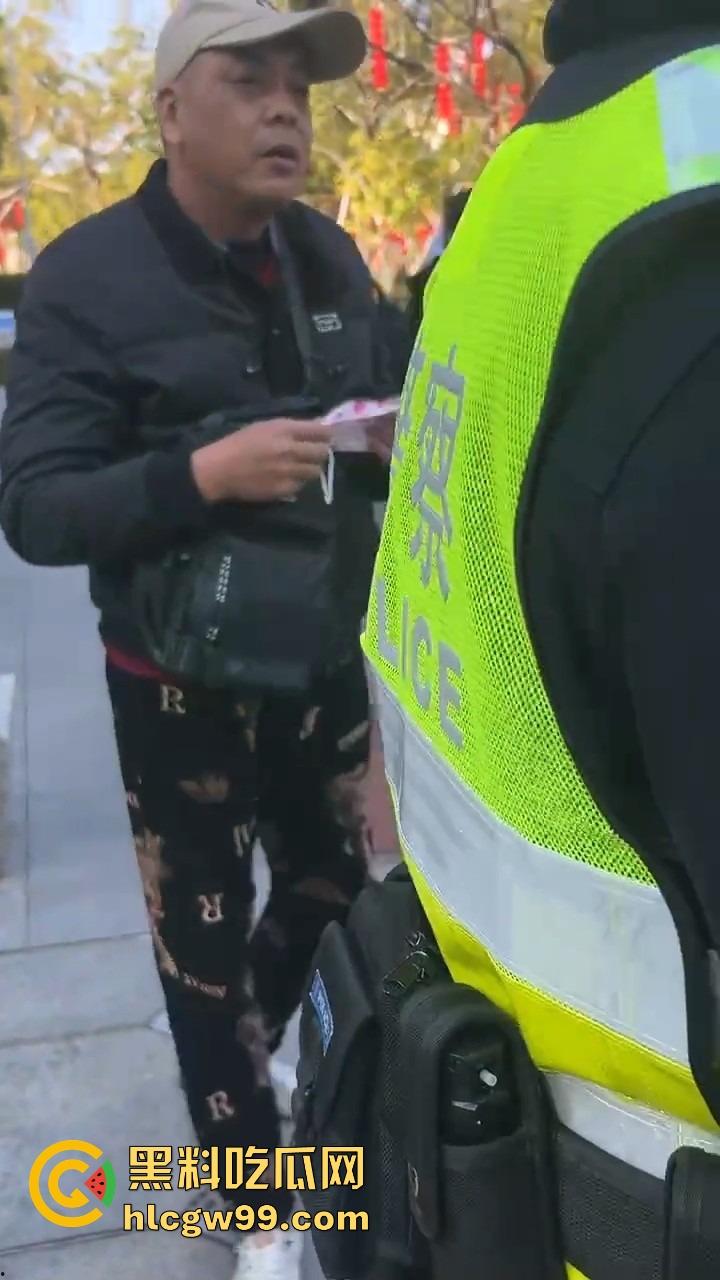 广州动漫星城惊现老色批,大爷公然性骚扰女Coser,见黑丝就上手摸屁股,现场直接炸锅!-4