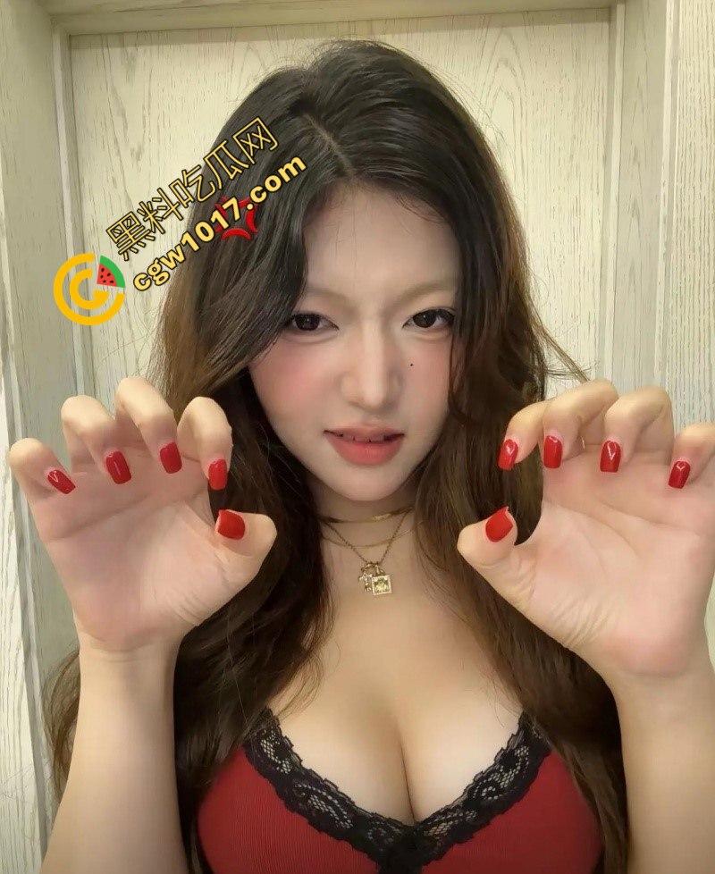 抖音颜值主播【悲伤以期】服侍榜一大哥视频遭泄密!情趣内衣跪舔金主巨屌,被按头强制深喉!视频曝光后直接销号跑路!-1