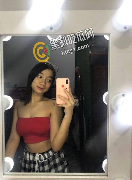 外网模特面试门!漂亮学妹被假经纪人欺骗 主动掰开鲍鱼看看是不是处女!-1