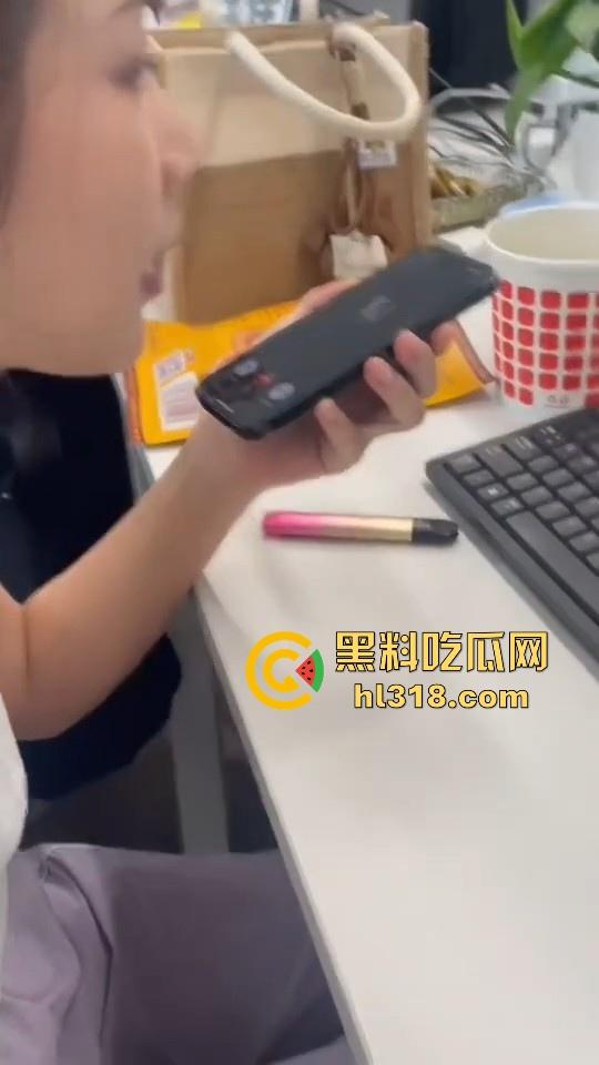 边跟朋友做爱边跟HR电话面试，骚母狗没忍住直接叫了起来，那呻吟声听得都快硬了，极其淫荡！-5