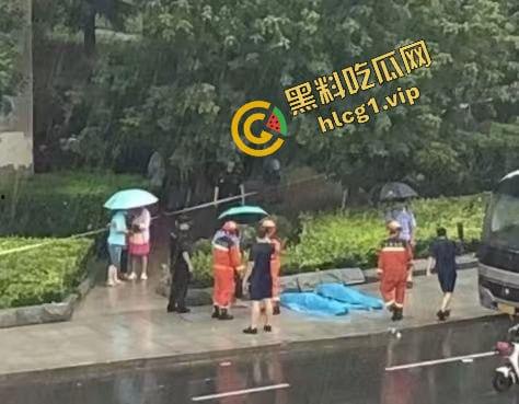 大连大暴雨!父女俩被冲进大巴车 卡在底盘下溺水!2人双双身亡!-5