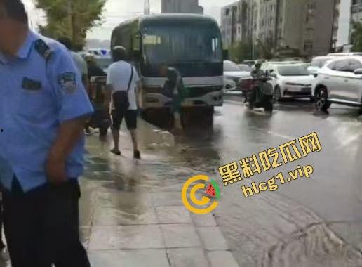 大连大暴雨!父女俩被冲进大巴车 卡在底盘下溺水!2人双双身亡!-6