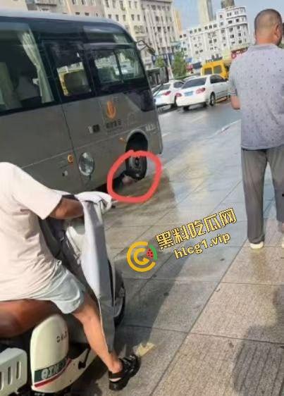 大连大暴雨!父女俩被冲进大巴车 卡在底盘下溺水!2人双双身亡!-7