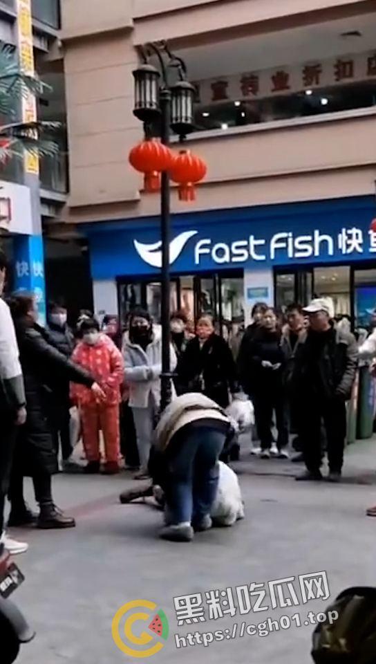 一家三口齐上阵 儿女帮妈打小三 这下全都要进局子了 吃瓜现场直达-1