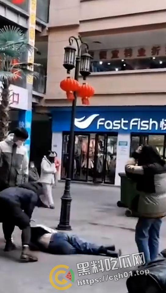 一家三口齐上阵 儿女帮妈打小三 这下全都要进局子了 吃瓜现场直达-5