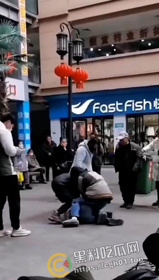 一家三口齐上阵 儿女帮妈打小三 这下全都要进局子了 吃瓜现场直达-6