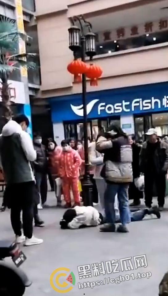 一家三口齐上阵 儿女帮妈打小三 这下全都要进局子了 吃瓜现场直达-7