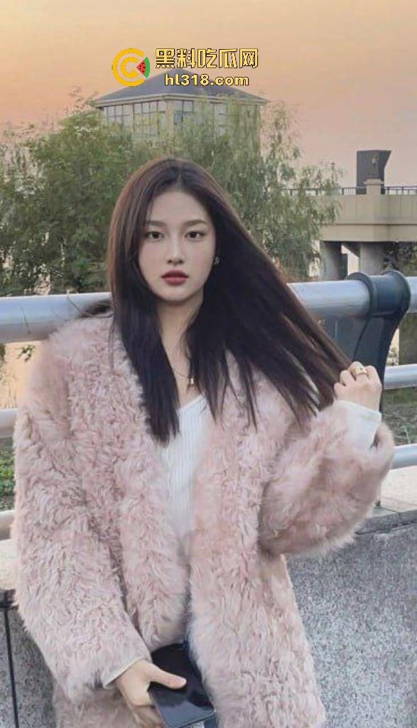 湖南清纯女大学生找金主被猛兽般抽插撕裂,肥逼淫水狂流,脸蛋美貌丝毫看不出是一个骚逼!-1