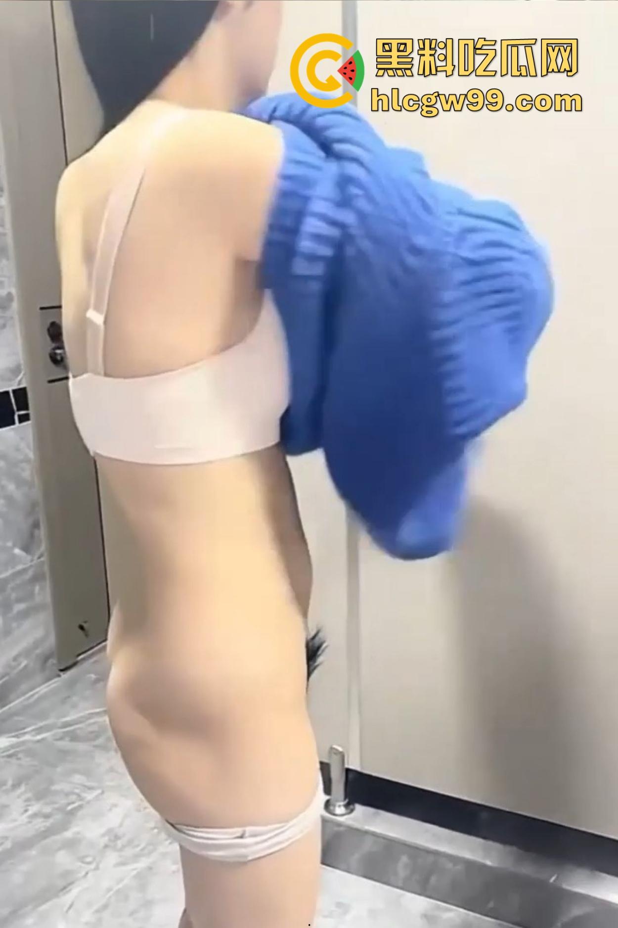 高颜值姐妹花公厕双飞体验,撅起翘臀争着迎合骚穴轮番抽插还担心被抓,完事撒尿留念,两条下贱母狗玩得花!-10