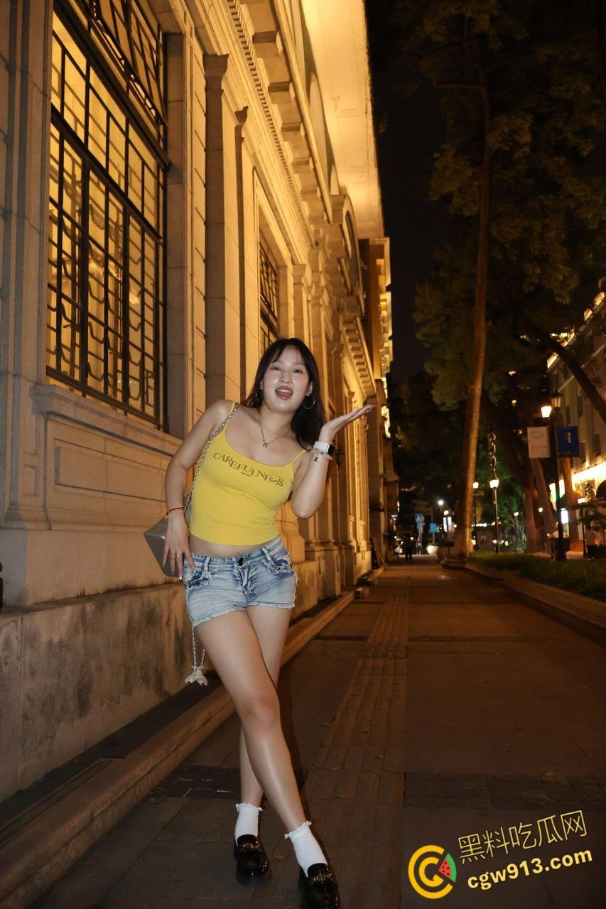 浙江大学清纯女大【徐丹茹】,被男友PUA调教,碎花裙跪地口交,掀开小裙子后入翘臀,堪称极品炮架!-1