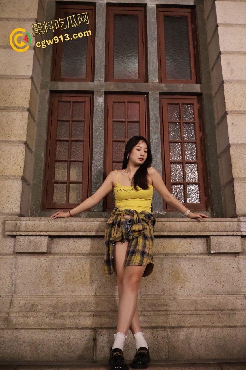 浙江大学清纯女大【徐丹茹】,被男友PUA调教,碎花裙跪地口交,掀开小裙子后入翘臀,堪称极品炮架!-2