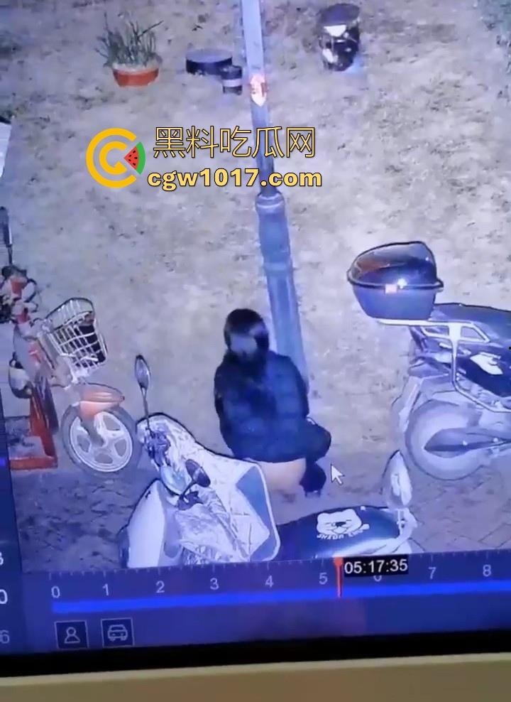 这就是小红书上的小仙女嘛!人模人样小姐姐随地拉屎,还很讲究拿别人电动车上的衣服擦屁屁,真的把我笑死!-2