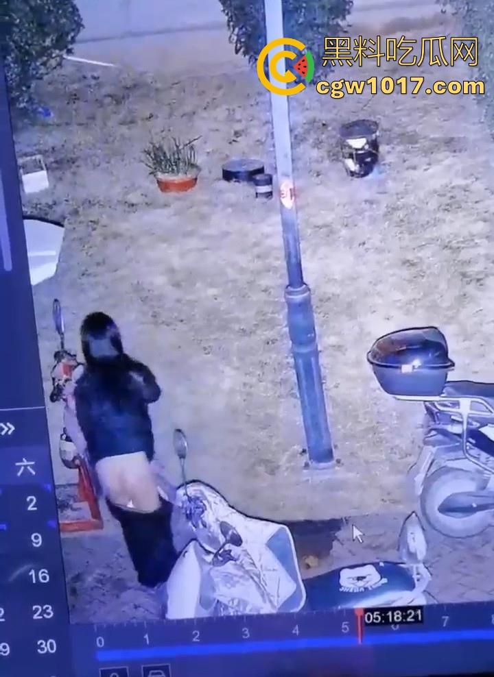 这就是小红书上的小仙女嘛!人模人样小姐姐随地拉屎,还很讲究拿别人电动车上的衣服擦屁屁,真的把我笑死!-5