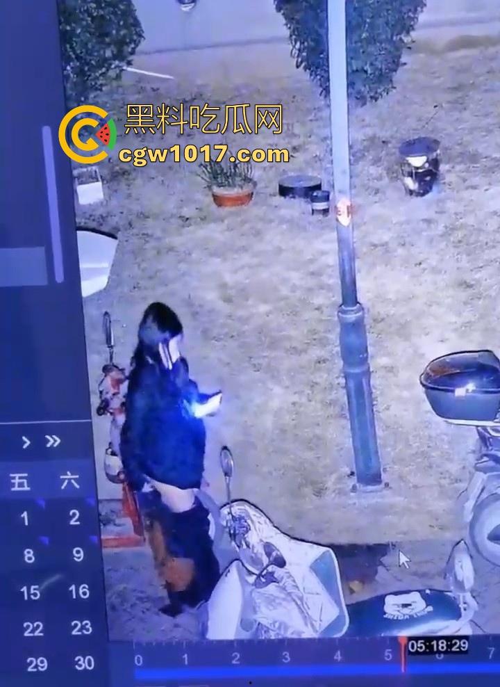 这就是小红书上的小仙女嘛!人模人样小姐姐随地拉屎,还很讲究拿别人电动车上的衣服擦屁屁,真的把我笑死!-7