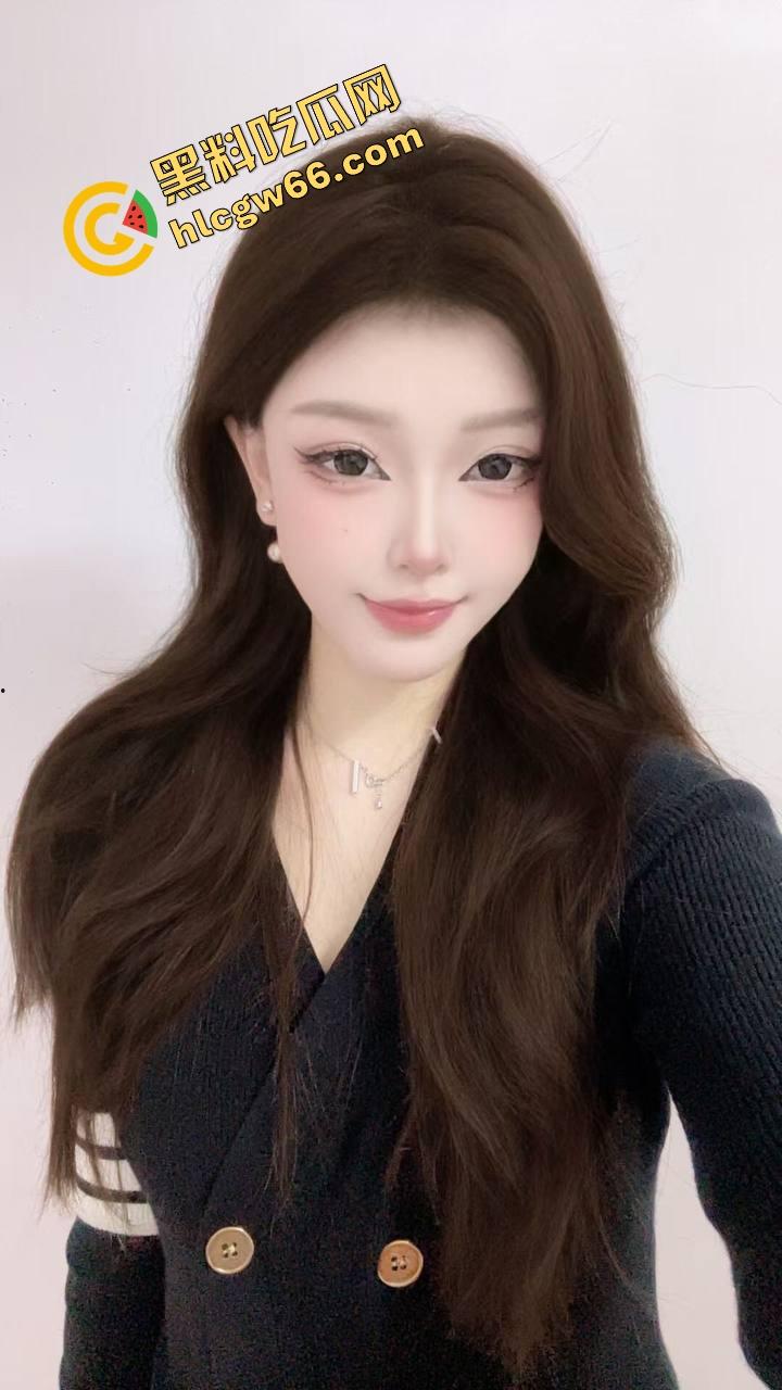 石家庄绿帽哥带黑丝老婆玩4P,兄弟轮流大力爆操,媳妇手拿双屌吞精被射脸,最后爽完默默吃药!-1