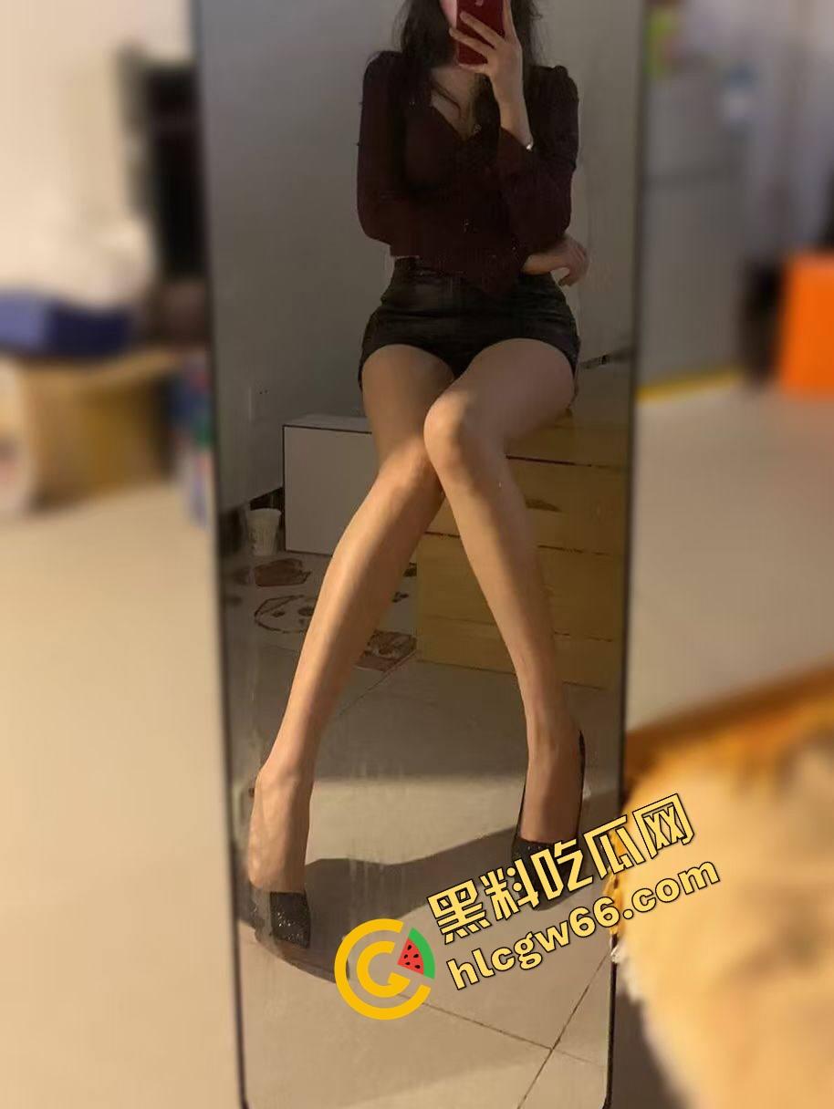 石家庄绿帽哥带黑丝老婆玩4P,兄弟轮流大力爆操,媳妇手拿双屌吞精被射脸,最后爽完默默吃药!-2