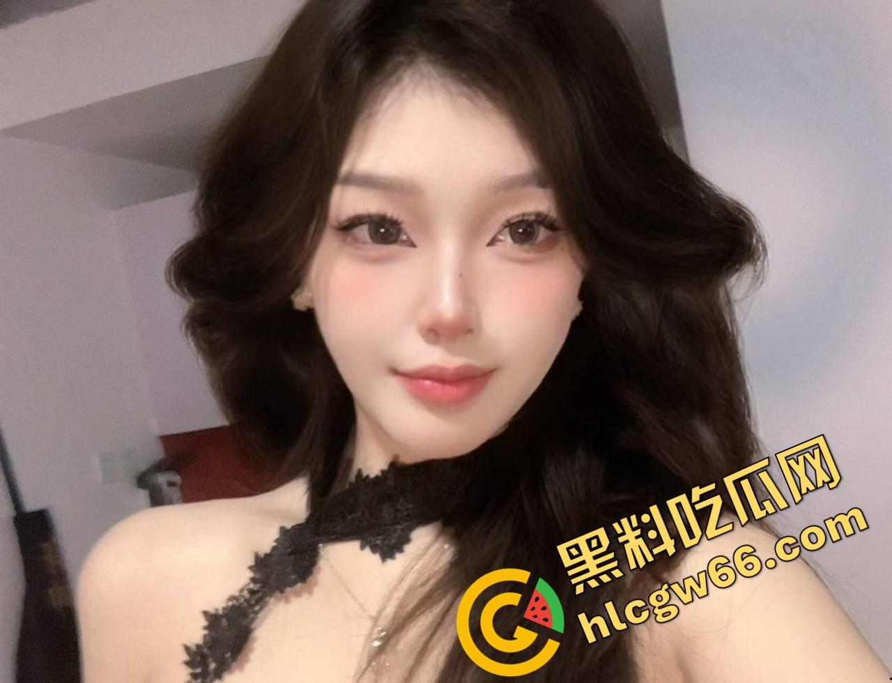 石家庄绿帽哥带黑丝老婆玩4P,兄弟轮流大力爆操,媳妇手拿双屌吞精被射脸,最后爽完默默吃药!-3