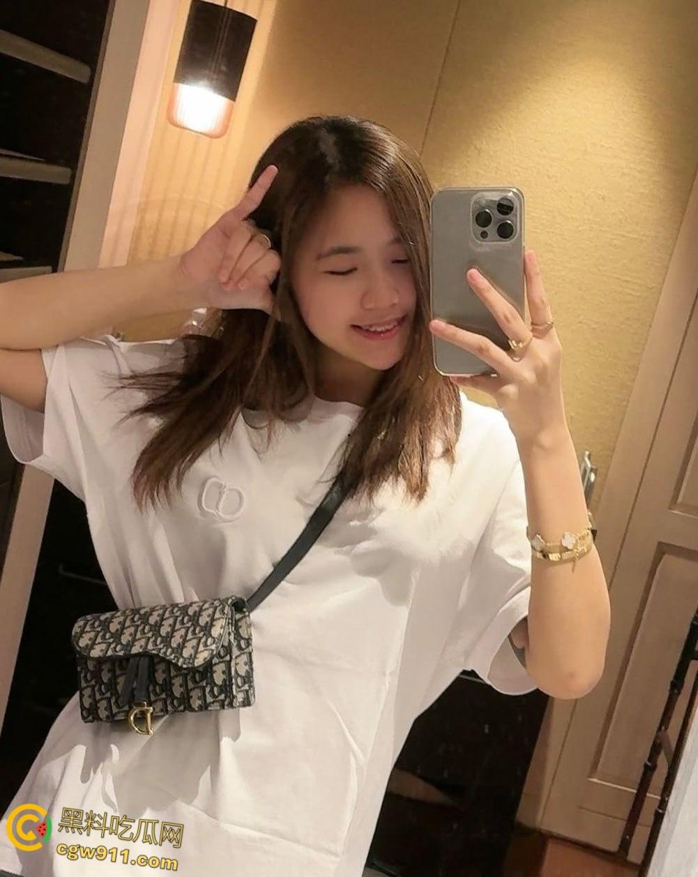 台湾TikTok网红【nats.s】,精神小妹圣诞制服自慰,饥渴母狗跪舔大屌,白虎嫩穴被无套爆操,完美身材极具诱惑力!-3