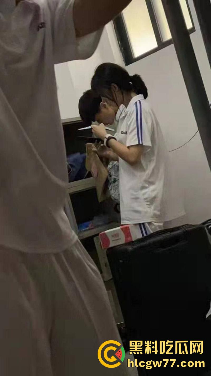 河南卫校寝室偷情,当着兄弟面操室友女友,兄弟想加入却被拒绝,直接将偷拍视频曝光!-4