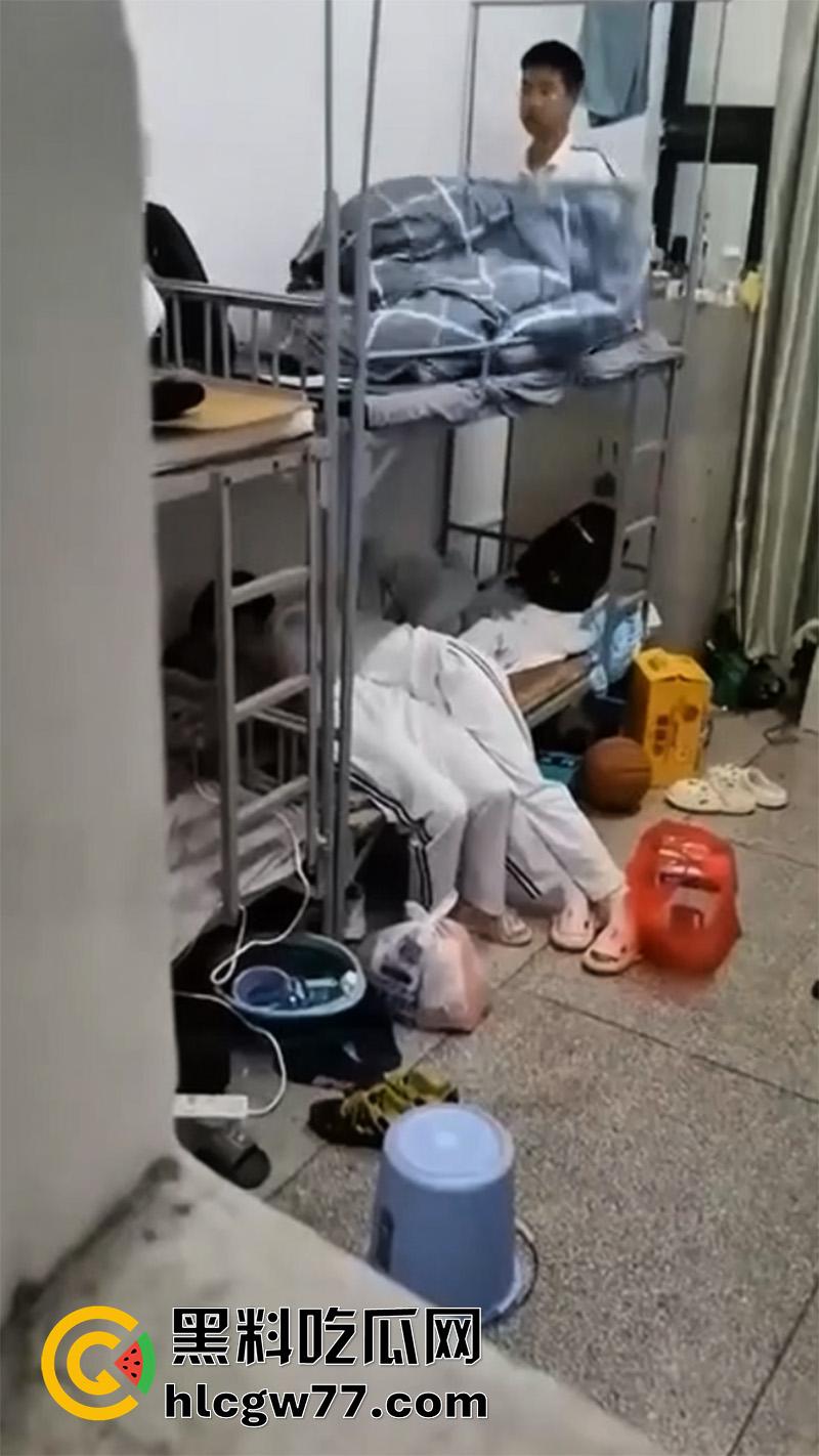 河南卫校寝室偷情,当着兄弟面操室友女友,兄弟想加入却被拒绝,直接将偷拍视频曝光!-6