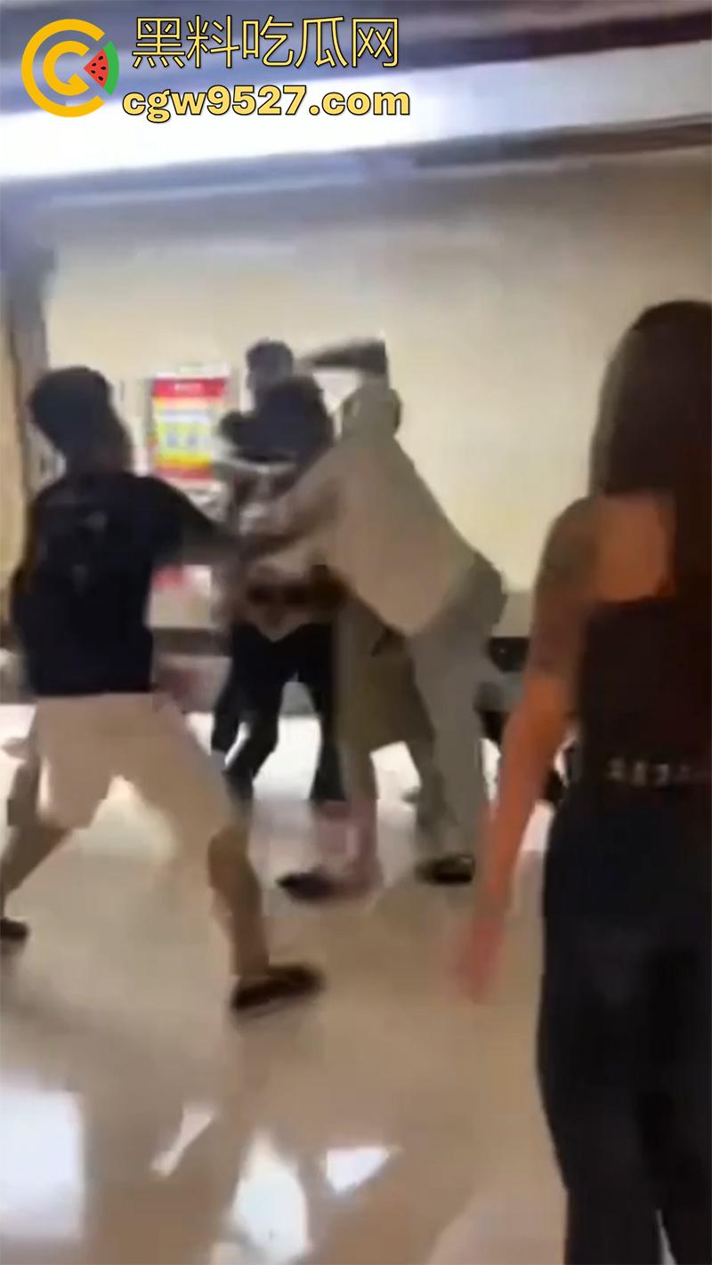 骚逼出轨精神小伙,男友带人在宾馆围堵,当场爆揍围殴,打人者已被抓捕,这下有理变没理了!-4