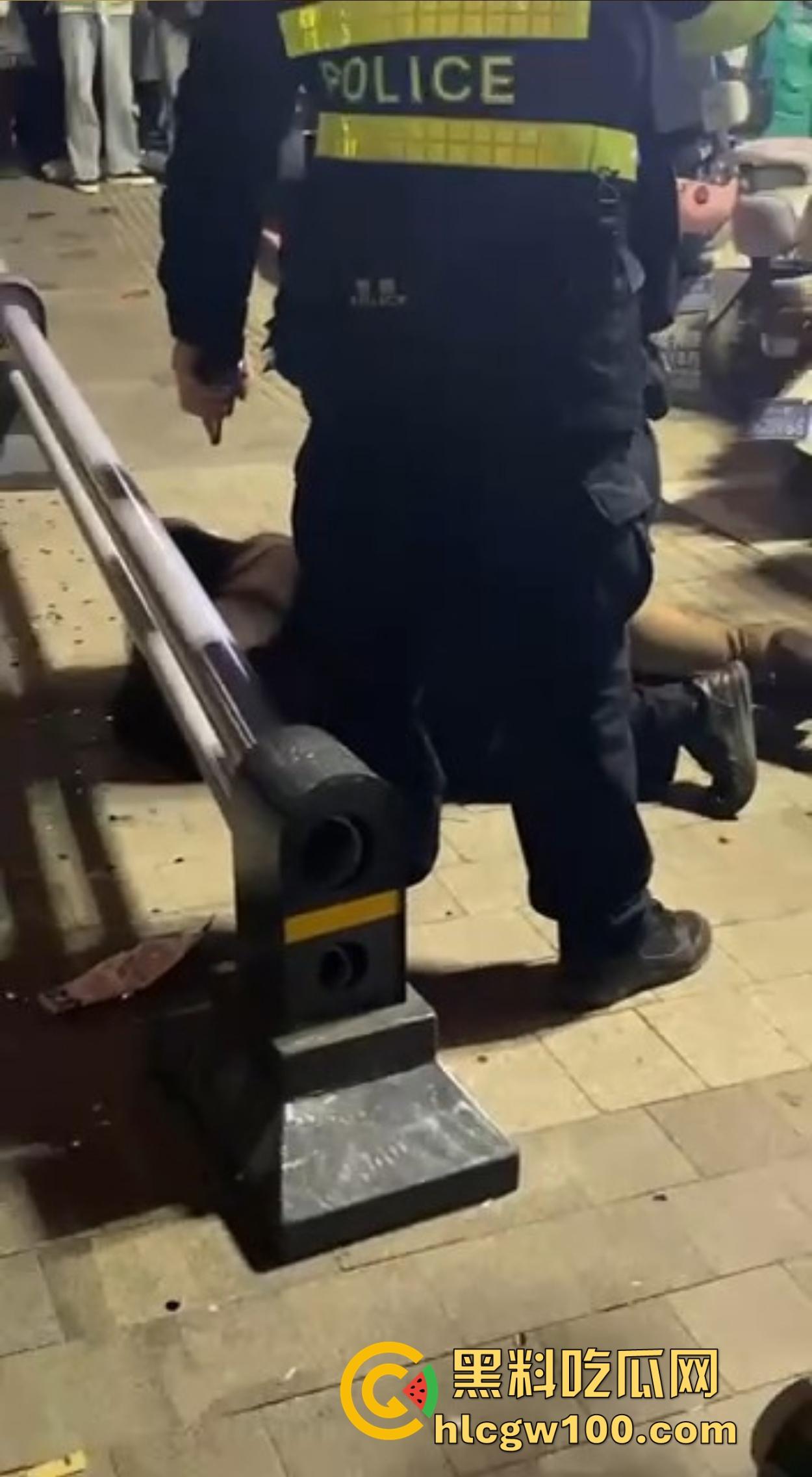 渭南吾悦广场上演新年第一刀 女子发现老公跨年聊骚 当街怒拿水果刀三刀见血 警察赶到直接按翻在地!-9