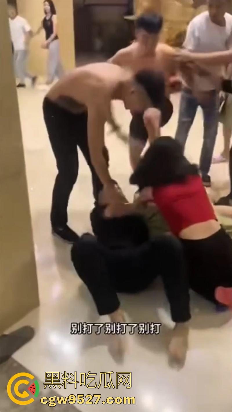 骚逼出轨精神小伙,男友带人在宾馆围堵,当场爆揍围殴,打人者已被抓捕,这下有理变没理了!-6