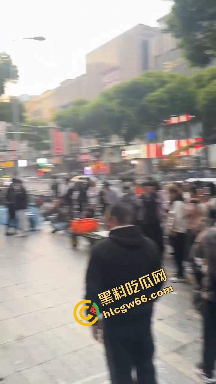 长沙解放西路嫩妹网红街头拍段子,结果路人上来对着大奶一顿狂抓,手顺势摸逼全场看傻?-4