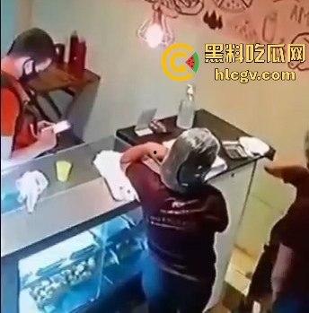 菲律宾夫妇餐厅武装抢劫,遇上下班警察!男子被当场击毙,抢劫计划瞬间翻车!-1