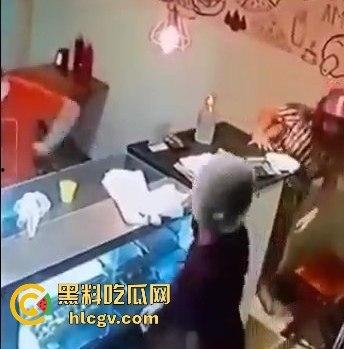 菲律宾夫妇餐厅武装抢劫,遇上下班警察!男子被当场击毙,抢劫计划瞬间翻车!-2