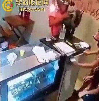 菲律宾夫妇餐厅武装抢劫,遇上下班警察!男子被当场击毙,抢劫计划瞬间翻车!-5