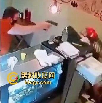 菲律宾夫妇餐厅武装抢劫,遇上下班警察!男子被当场击毙,抢劫计划瞬间翻车!-6