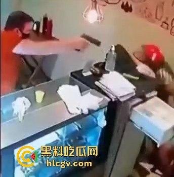 菲律宾夫妇餐厅武装抢劫,遇上下班警察!男子被当场击毙,抢劫计划瞬间翻车!-7