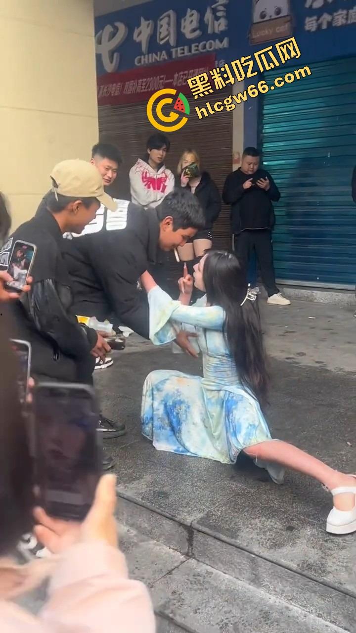 长沙解放西路嫩妹网红街头拍段子,结果路人上来对着大奶一顿狂抓,手顺势摸逼全场看傻?-12